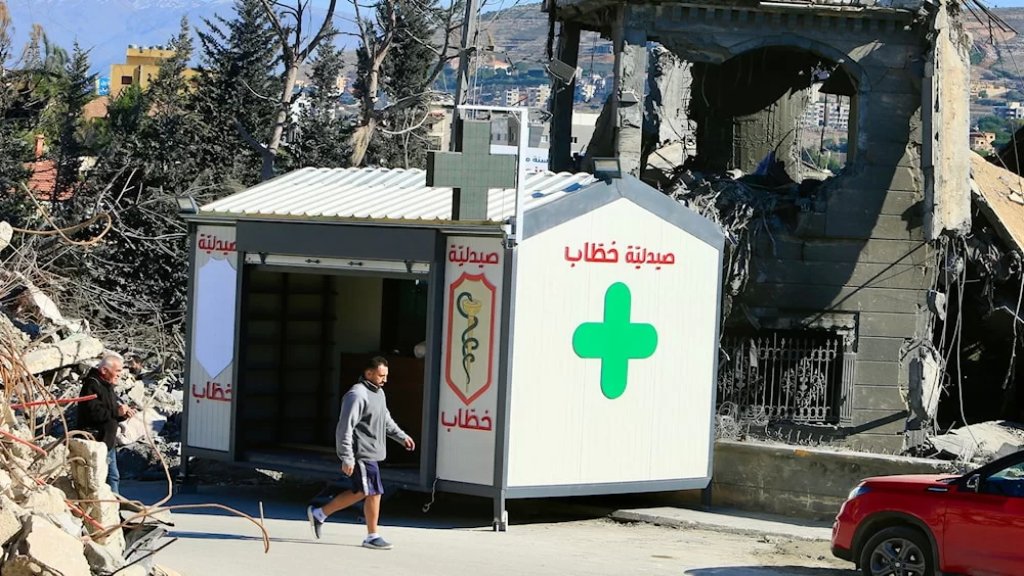 بعد تدمير منزله وصيدليته بالكامل.. صيدلاني يجهز "كونتينر" ويحوله إلى صيدلية بديلة في النبطية