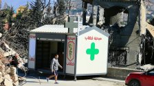 بعد تدمير منزله وصيدليته بالكامل.. صيدلاني يجهز "كونتينر" ويحوله إلى صيدلية بديلة في النبطية