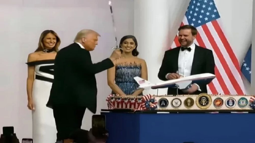 بالفيديو/ ترامب يرقص بـ"السيف" بعد تنصيبه رئيساً!