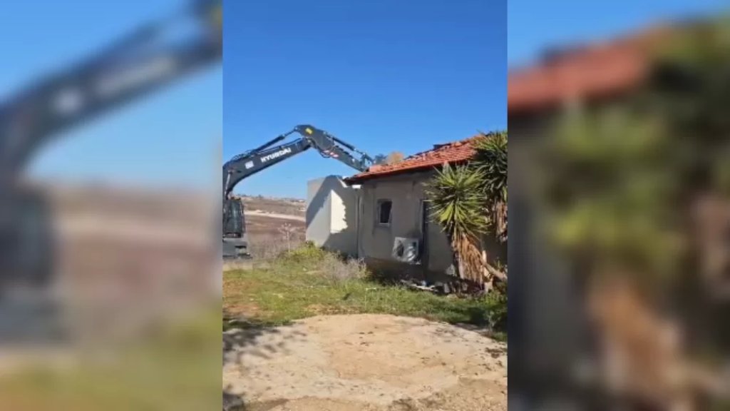 بالفيديو/ أول عملية هدم لمنزل في المطلة صباح اليوم بعد الأضرار الكبيرة.. مستوطنو الشمال يسألون عن صورة النصر!
