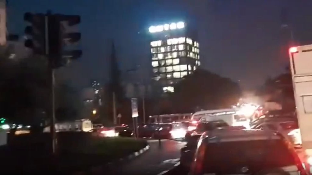 بالفيديو/ زحمة سير خانقة شهدتها مداخل العاصمة بيروت وضواحيها احتجزت المواطنين داخل سياراتهم