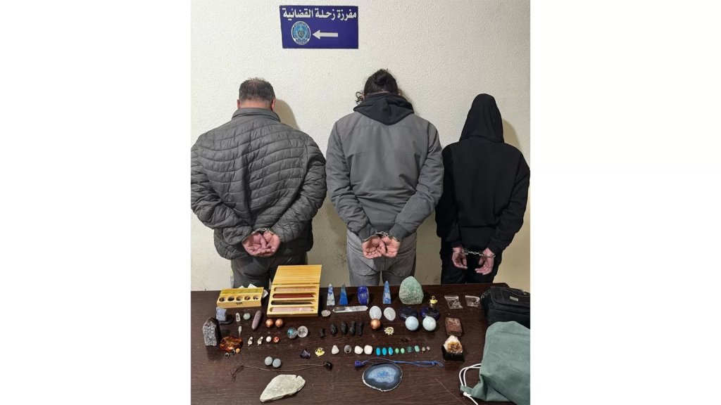 بينهم سيدة...كمين محكم يوقع بعصابة نفذت عمليتي سرقة لأحد المحال لبيع الأحجار الكريمة في ضهر البيدر، تُقدر قيمة المسروقات 17,000 دولار.