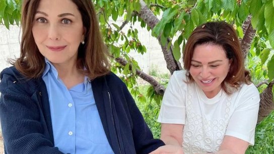 بالفيديو/ كرزات ليست كالكرزات.. سطوة على شجرة كرز تجمع ماجدة الرومي وإلهام شاهين في لبنان:  نرجو من صاحب الشجرة أن يسامحنا