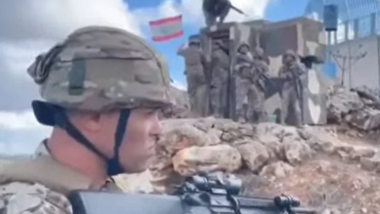 بالفيديو/ الجيش اللبناني يزيل علم لواء غولاني من موقعه في تلة رويسات الحدب ويرفع العلم اللبناني