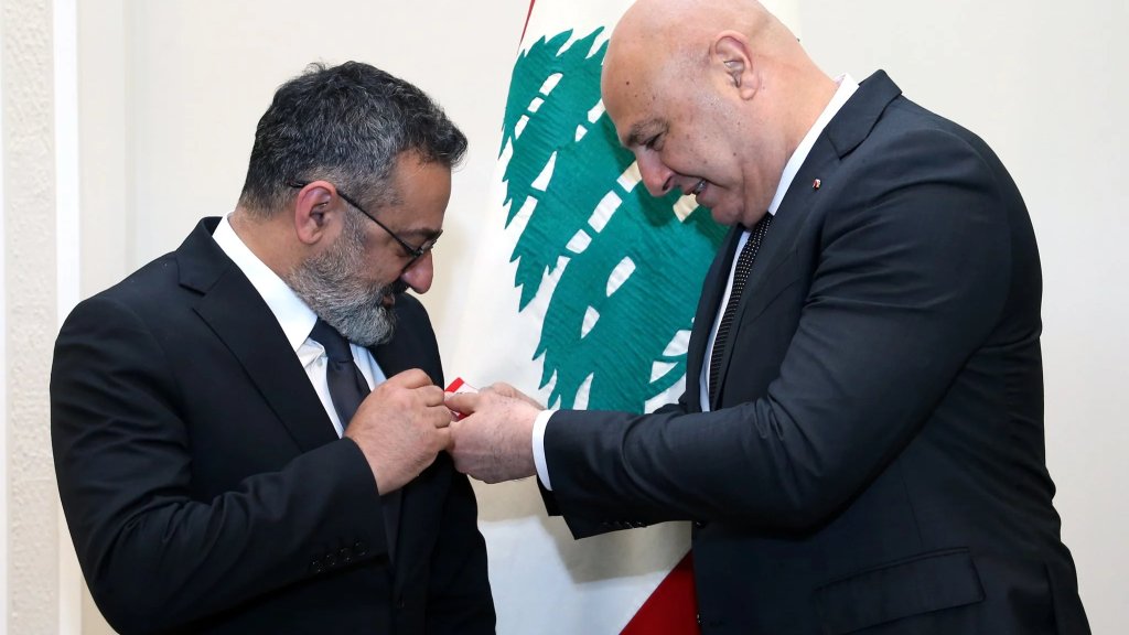 الرئيس عون منح الفنان جورج خباز وسام الاستحقاق اللبناني الفضي تقديرًا لعطاءاته الفنية المميّزة، وأعماله الإبداعية