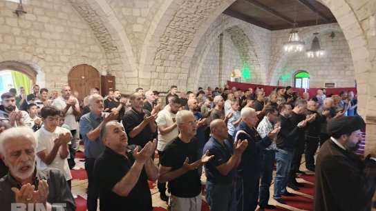 بالصور/ في حضرة المسجد الكبير بمدينة بنت جبيل… العيد يجمع الأهل بالالفة والمحبة