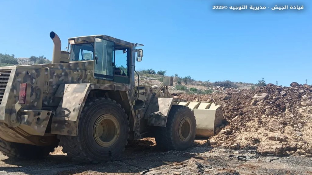 الجيش اللبناني يُعيد فتح طرقات في خراج بلدة شبعا - حاصبيا بعد إزالة سواتر ترابية أقامتها القوات "الإسرائيلية" سابقاً