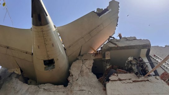 بالصور والفيديو/ لا ناجين من الكارثة... مقتل جميع ركاب الطائرة الهندية المنكوبة