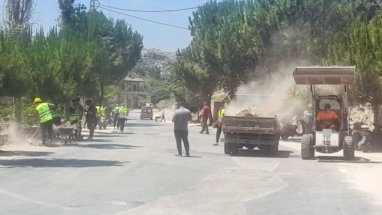 سنابل الجنوب بالتنسيق مع بلدية بنت جبيل تباشر تنظيف المساحات العامة.. والبلدية تطلب عدم رمي أي مخلفات ردمية في الشوارع أو في المكب