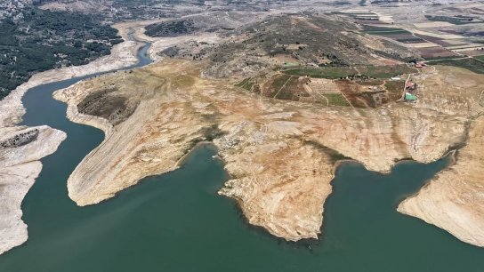 بحيرة القرعون تعاني الجفاف الأسوأ منذ 1962... معامل الليطاني تعمل بقدرة 12 ميغاواط وغرق في العتمة!