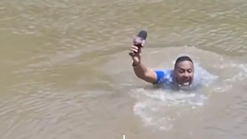 أثناء تغطيته المباشرة لحادث غرق.. مراسل يعثر على جثة الطفلة المفقودة!