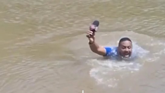 أثناء تغطيته المباشرة لحادث غرق.. مراسل يعثر على جثة الطفلة المفقودة!