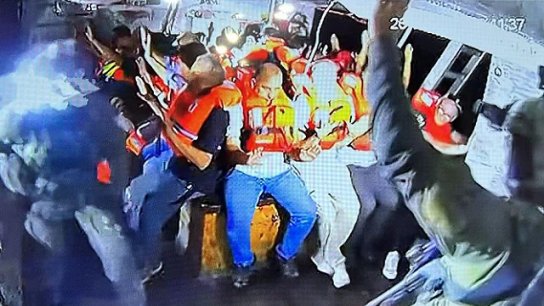 بالفيديو/ عناصر الاحتلال يقتحمون السفينة حنظلة المتجهة إلى غزة وبعتقلون النشطاء على متنها