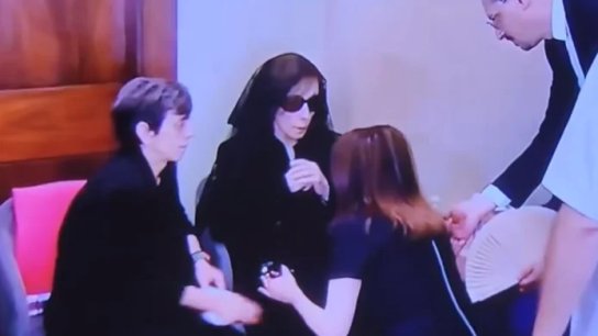 بالفيديو/ ماجدة الرومي تجلس أرضًا لتعزي السيدة فيروز