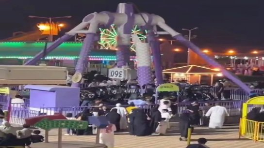 مقطع مخيف.. لحظة سقوط لعبة كهربائية مرتفعة في منتزه الجبل الأخضر في الطائف السعودية!