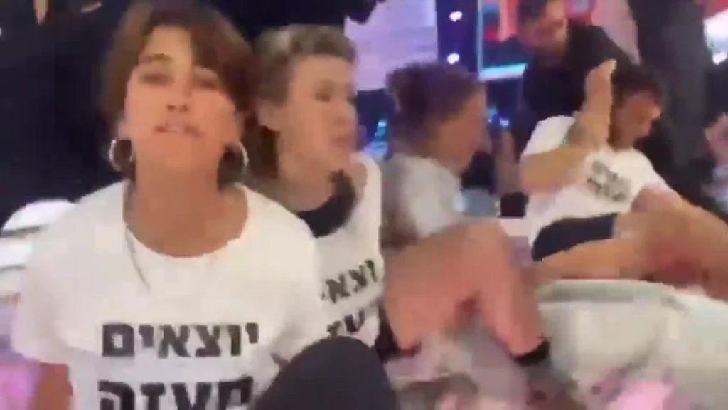 بالفيديو/ في مشهد غير مسبوق.. إسرائيليون يقتحمون استوديوهات القناه ١٣ العبرية خلال بث مباشر للمطالبة بوقف الحرب على غزة!