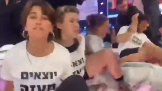 بالفيديو/ في مشهد غير مسبوق.. إسرائيليون يقتحمون استوديوهات القناه ١٣ العبرية خلال بث مباشر للمطالبة بوقف الحرب على غزة!