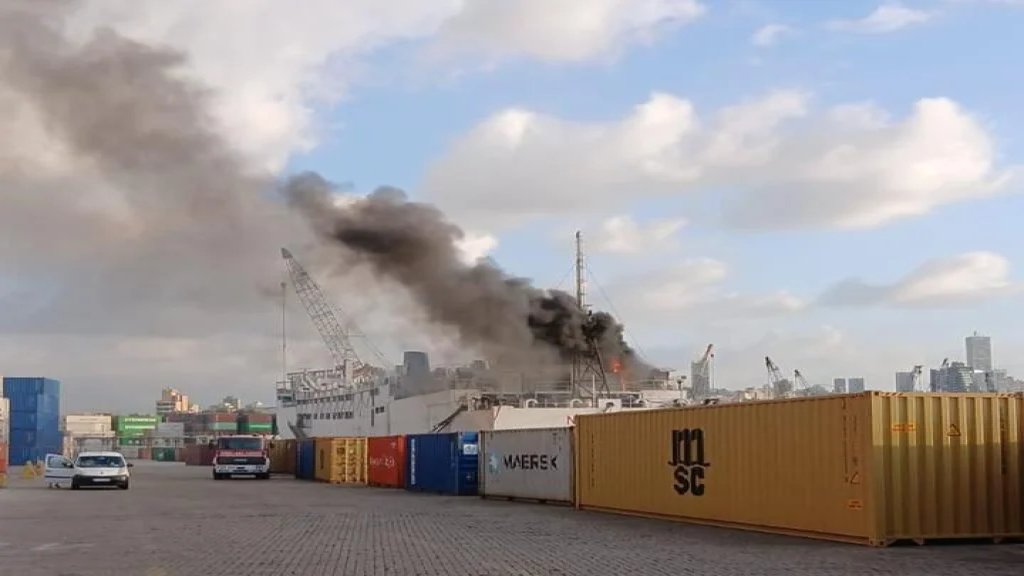 بالفيديو/ إندلاع حريق على متن باخرة في مرفأ بيروت