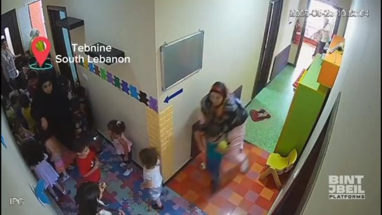 بالفيديو/ دموع ورعب في تبنين.. لحظات هلع عاشها أطفال حضانة البتول إثر غارة إسرائيلية بالأمس أمام مبنى الحضانة!