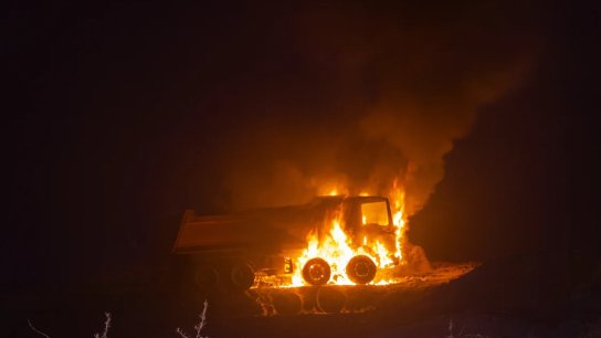 قصف يومي لآليات البناء المدنية: سياسة إسرائيلية لإفقار الجنوب وإدامة ضعفه 