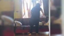 فيديو صادم لأم عنفت طفلها بلا رحمة.. قوى الأمن توقف الأم وتسلم الطفل لإحدى الجمعيات