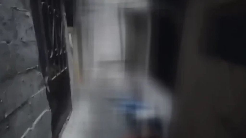 بالفيديو/ جريمة أمام &quot;غرفة المخدرات&quot; داخل مخيم شاتيلا... الضحية فتاة، وخلال دقائق جرى تنظيف الأروقة والدرج الملطّخ بالدماء