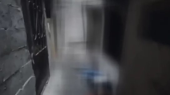 بالفيديو/ جريمة أمام &quot;غرفة المخدرات&quot; داخل مخيم شاتيلا... الضحية فتاة، وخلال دقائق جرى تنظيف الأروقة والدرج الملطّخ بالدماء