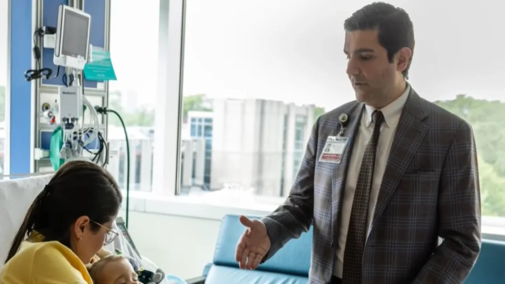 بالفيديو/ من صفحات الصحف إلى نشرات الأخبار الأميركية، الكل يتحدث عن الدكتور محمد بيضون ابن بنت جبيل الذي تحدى المستحيل....أعاد وصل رأس طفل بعموده الفقري