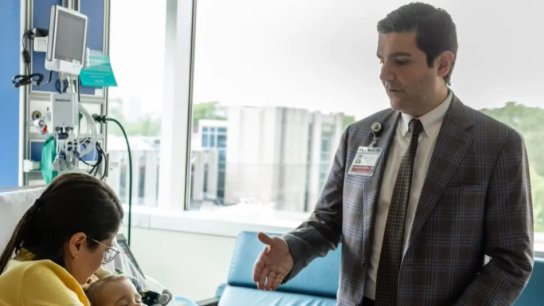 بالفيديو/ من صفحات الصحف إلى نشرات الأخبار الأميركية، الكل يتحدث عن الدكتور محمد بيضون ابن بنت جبيل الذي تحدى المستحيل....أعاد وصل رأس طفل بعموده الفقري