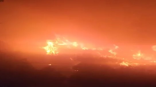 بالفيديو/ حريق كبير في بلدة عندقت... ألسنة اللهب اقتربت من أحد المنازل