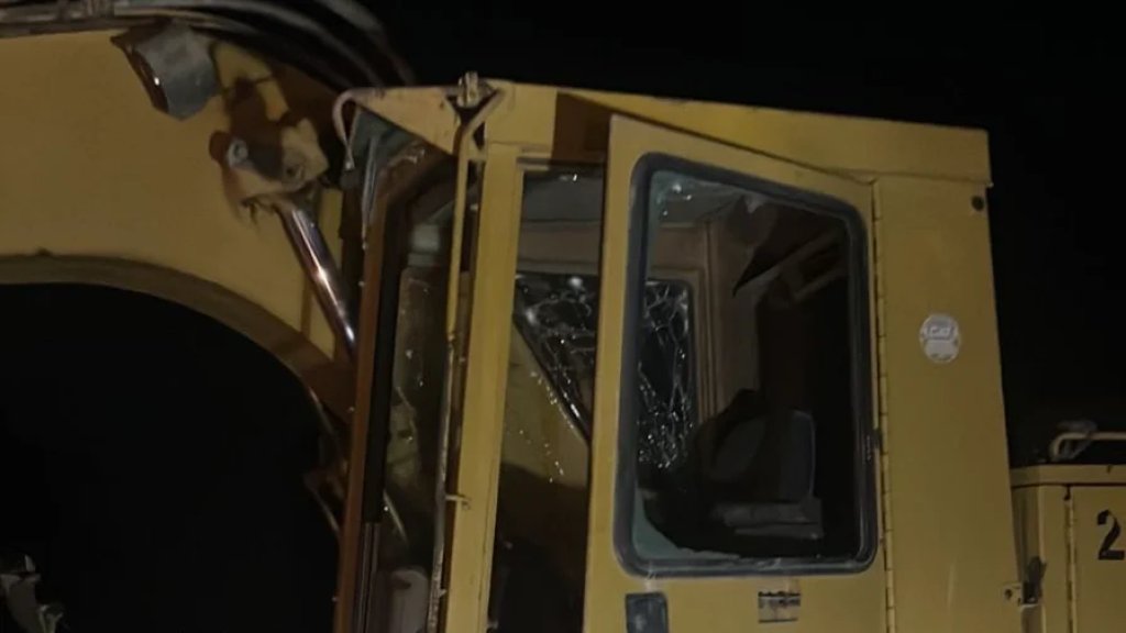 بالفيديو/ محلقة إسرائيلية استهدفت جرافة في مدينة الخيام