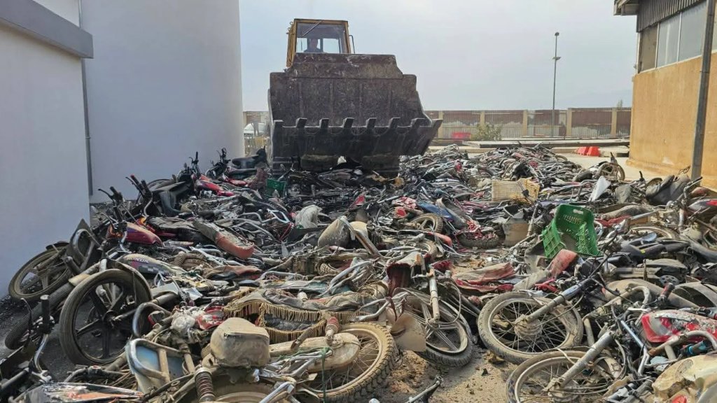 بالفيديو/ بلدية زحلة-المعلقة وتعنايل تُتلف نحو 170 دراجة نارية غير شرعية وغير مرخّصة!