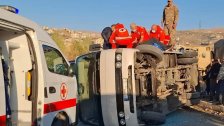 انقلاب حافلة مدرسية على أوتوستراد ⁧‫زحلة