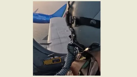 بالفيديو/ قائد سرب &laquo;سوبر توكانو A-29&raquo; يرحّب بطائرة البابا: &laquo;مرحبًا بكم في الأجواء اللبنانية...يشرفنا مرافقتكم حتى هبوطكم الآمن&raquo;