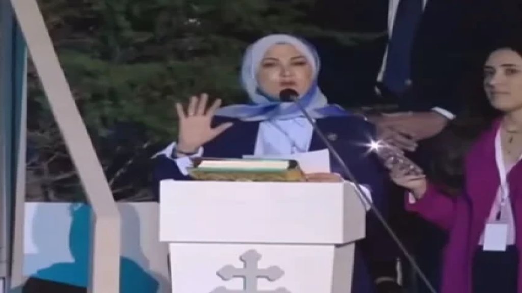 بالفيديو/ خلال لقاء الشباب مع البابا... سيدة من الجنوب تتحدث عن المحبة التي جمعتها بعائلة مسيحية خلال الحرب: "لما تدمر بيتي بكينا سوا"