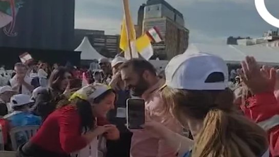 بالفيديو/ وسط 150 ألف شخص.. شاب يفاجئ حبيبته بطلب زواج بعد القداس أمس!