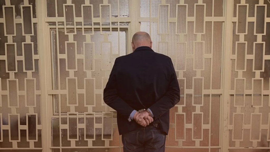 توقيف مختار سابق متورّط في شبكة تزوير وبيـ| ع أطفال حديثي الولادة.. تقاضى مبالغ مالية مقابل تزوير المستندات الرسمية لإخفاء هويّات المواليد!