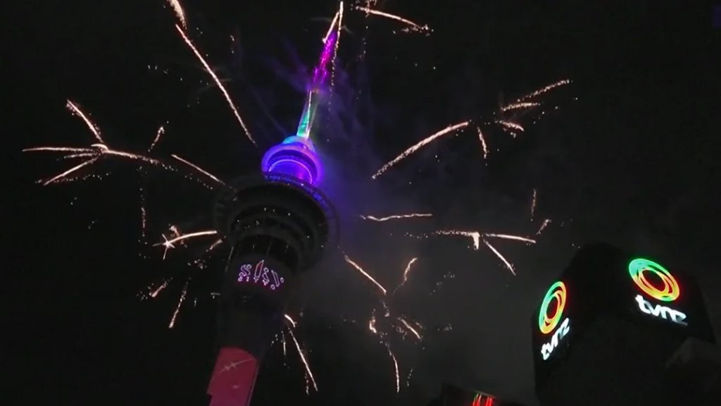 بالفيديو/ نيوزيلندا أولى الدول المرحبة بالعام الجديد 2026 