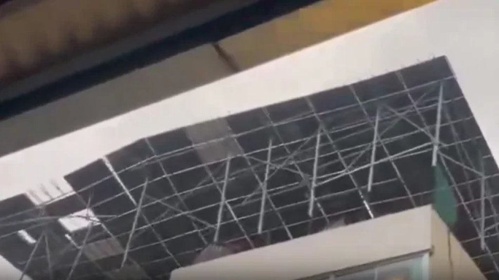 بالفيديو/ مشاهد خطيرة... الرياح العاتية تقتلع ألواح الطاقة الشمسية في بيروت!