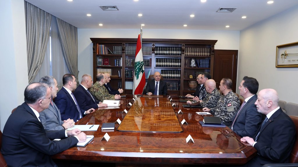 الرئيس عون ترأس اجتماعاً امنياً في حضور وزيري الدفاع والداخلية، وقائد الجيش وقادة الأجهزة الأمنية: المرحلة المقبلة تحتاج الى جهود إضافية لترسيخ الامن والأمان في البلاد.
