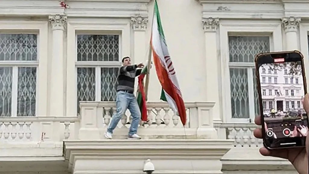 توقيف متظاهر في لندن نزع العلم الإيراني المرفوع على سطح السفارة