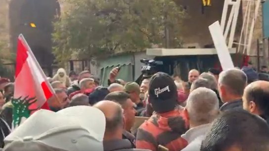 بالفيديو/ &laquo;إنتو بمجلس النواب حرامية&raquo;... هتافات رافقت وصول النواب إلى مدخل المجلس