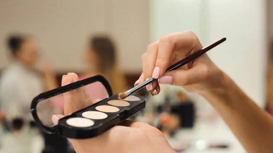 المكياج ممنوع في خلال الدوام الرسمي في اللاذقية!