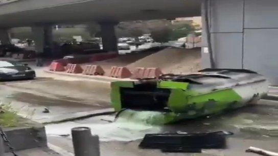 بالفيديو/ سقوط صهريج مازوت عن جسر سليم سلام !