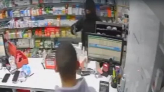 بالفيديو/ حادثة صادمة: مسلّح يقتحم صيدلية في البترون للحصول على دواء إجهاض!