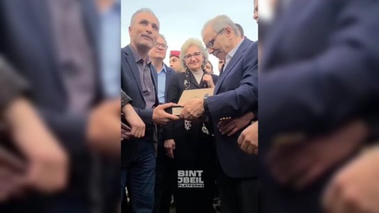 بالفيديو/ رئيس بلدية عيتا الشعب يهدي سلام صابون غار مع ورق الغار