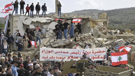 بالفيديو/ سلام يستمع لمطالب الأهالي في يارين : بدنا ننام تحت الزيتون بس بدنا بنى تحتية