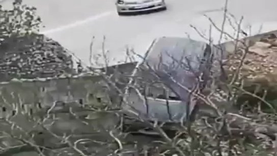بالفيديو/ سيارة تسقط عمدًا من أعلى جسر.... فيديو يغزو مواقع التواصل والحقيقة: مشهد تمثيلي!