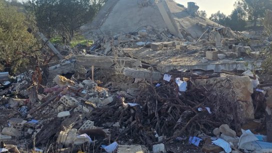 بالفيديو/ محلقة معادية ترمي قنابل على منزل في بليدا أثناء تواجد العائلة داخله قبل نسفه!