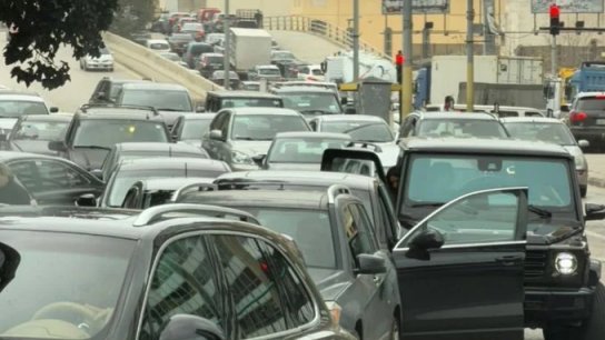 بالفيديو والصور/ قطع أوتوستراد الرينغ وطريق خلدة احتجاجاً على الضرائب